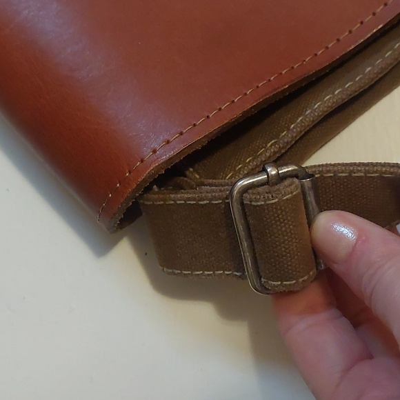 Mountain Leather Design Cross Body Bag - Picture 3 of 9